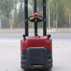 El apilador de carga y descarga del supermercado funciona sin problemas. Es un pequeño apilador doméstico - Product Image 3