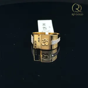 Bague élégante en or avec motif om et accents sertis, bijou stylé pour homme, idéal pour le quotidien et les occasions spéciales, idée cadeau. - Product Image 1