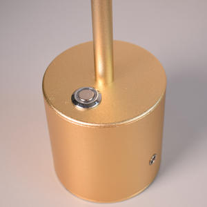 All'ingrosso lussuoso oro nero argento alluminio Hotel Lobby ricarica lampada da tavolo a Led per tavolo da Bar - Product Image 3