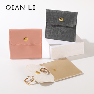 กระเป๋าใส่เครื่องประดับหนังเทียม Qian Li ขนาด 8x8 ซม. แบบปิดด้วยกระดุมแป๊ก สำหรับเก็บเครื่องประดับ - Product Image 2