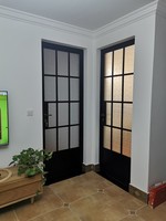 Porte battante en acier sur mesure à rupture de pont thermique, double vitrage insonorisé et économe en énergie pour villas, appartements et immeubles de bureaux extérieurs