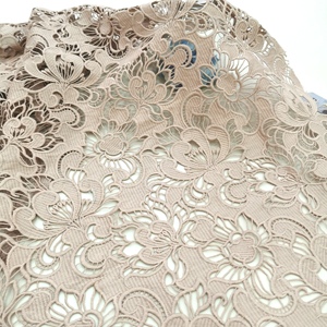 Fábrica De Luxo Água Solúvel Guipure Leite Bordado De Tecido De Renda De Seda Para Casamento Tecido Personalizado 2024 Laço De Flor Macia - Product Image 1