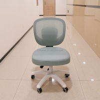 Chaise d'étude ergonomique pour enfants, réglable en hauteur, avec dossier en maille, accoudoirs ajustables, structure en acier, design moderne, mobilier de maison, fonctionnalité de sécurité