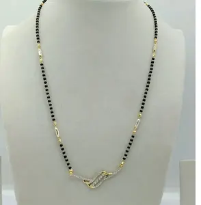 Elegante Mangalsutra Dorado con Cuentas Negras y Colgante Central de Diseño para Mujeres Casadas, Joyería Tradicional - Product Image 1