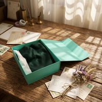 Boîte cadeau portable en carton noir sur mesure avec couvercle pour la présentation de vêtements de luxe
