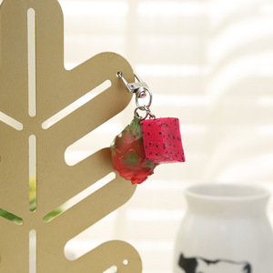 Llavero de simulación de fruta del dragón en miniatura, colgante creativo de PVC con forma de corazón rojo, estilo pastoral - Product Image 6
