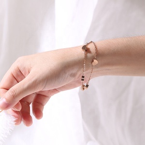 Gioielli da donna <span class=keywords><strong>in</strong></span> acciaio inossidabile placcato <span class=keywords><strong>oro</strong></span> <span class=keywords><strong>rosa</strong></span> con perline a cuore <span class=keywords><strong>cavigliera</strong></span> personalizzata con catena a maglie a doppio strato - Product Image 4