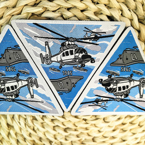 Tùy chỉnh thân thiện với môi dệt logo cho các bản vá lỗi Tùy chỉnh màu sắc khác nhau vải vải Tiếng Anh Thư Hoa hình dạng cho mũ - Product Image 3