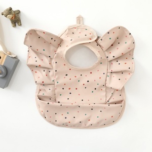 Bavoir bébé en cuir PU écologique personnalisé 2026, tenue mignonne pour tout-petits, lavable en machine, imperméable, fermeture à boutons - Product Image 4