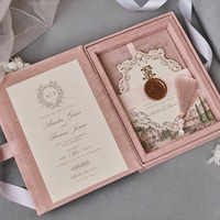 Coffret d'invitation de mariage de luxe personnalisé en velours avec logo en feuille d'or et fermeture magnétique