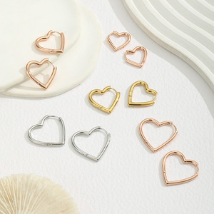 Boucles d'oreilles en forme de cœur pour femmes, en argent, or rose, design creux, bijoux à la mode pour tous les jours - Product Image 1
