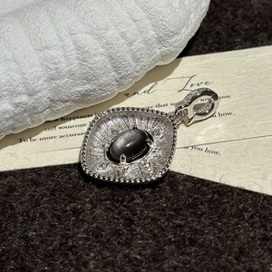 Colgante de Plata de Ley S925 con Piedra Brillante, Diseño Geométrico Retro Simple y Moderno con Patrón de Números de Nicho Vintage - Product Image 5