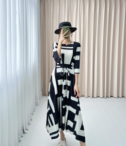 Robe plissée mi-longue Issey Miyake, style rétro français, blocs de couleur noir et blanc, version trapèze, texture plissée, contraste de couleurs classique - Product Image 3