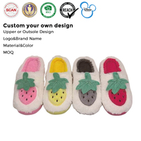 Chaussons doux et chauds en peluche pour femmes, motif fraise mignon, pour l'intérieur, conformes REACH, MOQ 500, directement de l'usine
