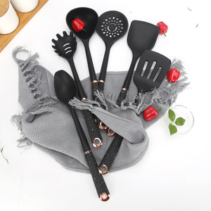 Ensemble de 7 ustensiles de cuisine en silicone grain marbre or rose avec support, comprenant spatule, cuillère, louche et écumoire antiadhésifs - Product Image 4