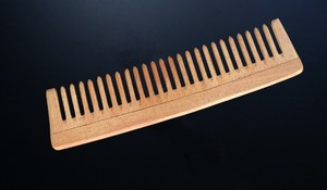 Peigne en bois artisanal fait à la main, matériau naturel, durable et doux, accessoire pour cheveux pour un usage quotidien - Product Image 3