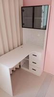 Bureau d'angle en L avec bibliothèque vitrée et armoire de rangement à tiroirs perforés, table d'étude et d'écriture pour étudiants à domicile