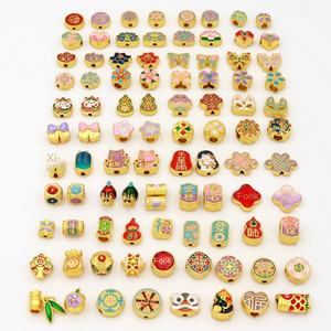 Cuentas espaciadoras de esmalte con amuletos de la suerte para la fabricación de pulseras DIY, cuentas de festivales chinos, cuentas de gato de la fortuna, mariposa y flor para diseño de joyas - Product Image 1