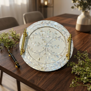 Plateau de service rond LORD en nacre incrustée avec poignées en laiton, plat décoratif pour présentation sur table, provenant de l'Uttar Pradesh - Product Image 3