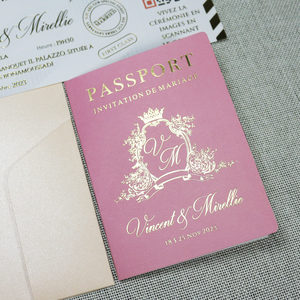 Carta d'invito passaporto personalizzato con carta d'imbarco stampata con foto papillon di destinazione In rosa per eventi di nozze