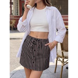 Fisoew Mini pantalones cortos a rayas para mujer con cordón y cintura elástica con botones, pantalones cortos informales de verano, color negro - Product Image 2