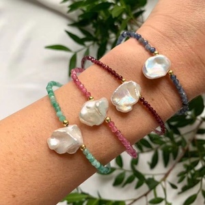 Bracelet extensible élégant en pierres naturelles avec perle baroque d'eau douce naturelle pour femmes, bijoux hypoallergéniques - Product Image 1