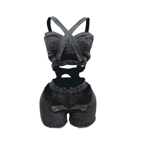 Ensemble assorti 2 pièces en jean pour femme, style streetwear Y2K : Crop top à bretelles croisées et découpes, et short moulant à ourlet brut et ajouré - Product Image 6