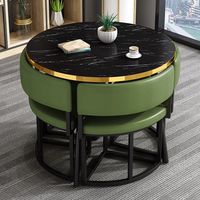 Ensemble de table à manger ronde moderne avec plateau en marbre, bordure dorée et chaises en cuir PU pour la maison, la cuisine, le restaurant, petit espace