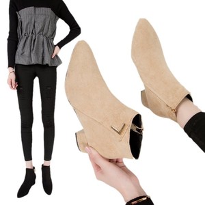 Bottes à talon bas en faux <span class=keywords><strong>daim</strong></span> noir pour <span class=keywords><strong>femme</strong></span>, à bout pointu, avec fermeture éclair et décor en V métallique, idéales pour le quotidien - Vente en gros usine - Product Image 5