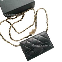 Porte-cartes mini matelassé en cuir caviar avec chaîne, sac banane classique pour femme
