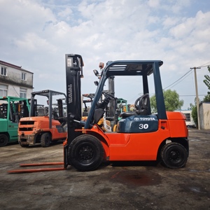 Utilizado para montacargas diésel FD30 de 3 toneladas con desplazador lateral hidráulico, neumáticos sólidos y mástil de dos etapas - Equipo industrial para manejo de materiales - Product Image 5