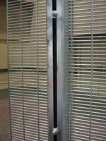 Panneau de clôture Guohui 358 anti-escalade haute sécurité en fer galvanisé durable de 5 à 8 pieds pour la protection des frontières des prisons et des aéroports