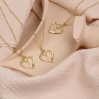 Collar con colgante de letra inicial de corazón hueco, con incrustaciones de diamantes de imitación brillantes, cadena de clavícula con alfabeto personalizado para mujer, uso diario