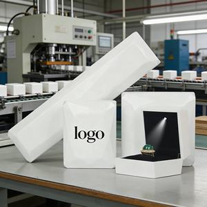 Boîte de présentation de bijoux en diamant doré rectangulaire avec éclairage LED, design personnalisé, petite boîte à bijoux de luxe avec éclairage LED - Product Image 1