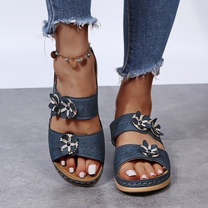 Sandalias de cuña para mujer de talla grande, estilo retro con flores, para exteriores, casuales, tipo chancla. - Product Image 1