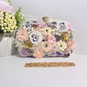 Pochette de Soirée DAQI Tendance pour Femme, Décoration Florale, Sac à Main Perlé Fait Main de Luxe, Soie Véritable, Forme Carrée Horizontale 1-1.9L - Product Image 1