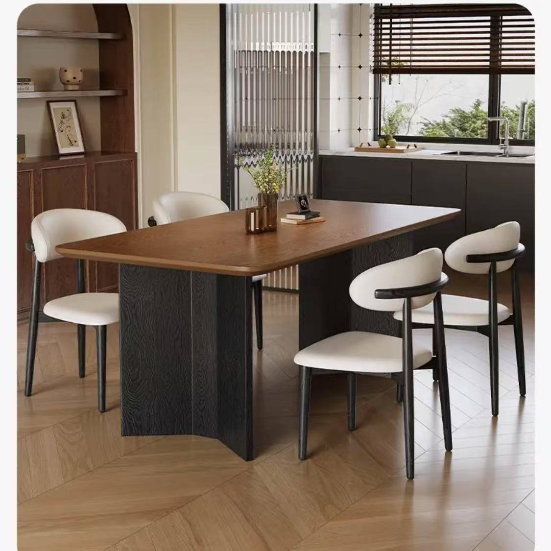 Une table et quatre chaises, chaises en corne de bélier