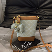 Bolso de Hombro en Forma de Cubo de PU para Mujer, Diseño Único con Letras, Correa Cruzada, Versátil y Moderno para Uso Diario, Forro de Poliéster - Product Image 3