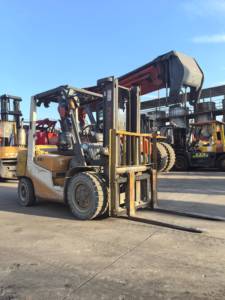 Chariot élévateur diesel Komatsu TCM d'occasion de haute qualité, 3 tonnes, d'origine japonaise, Fd30 Fd30t6, moteur à combustion interne, propulsion arrière, mât à deux/trois étages - Product Image 6