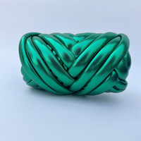 Vente en gros de 1kg rouleau de 3cm couverture à tricoter en cuir métallique brillant fil de remplissage à noyau itinérant gros fil islandais pour couverture nid pour animaux de compagnie