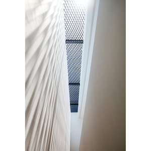 Diseño interior minimalista de villa con estructura de acero ligero para espacios de vida modernos - Product Image 3