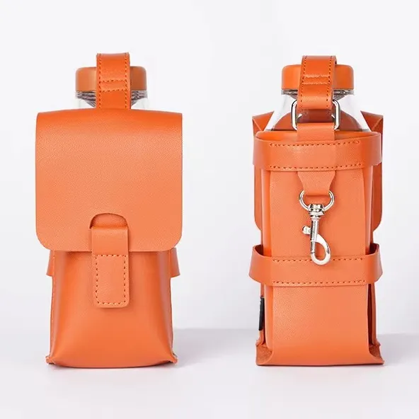 Benutzer definiertes Logo PU-Leder Verstellbarer Schulter-Hands ch laufe 2 Pocket Sling Water Sleeve Bag Cover Flaschen tasche mit Taschen riemen Lanyard