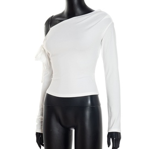 Nuova Maglietta Autunnale da Donna con Spalla Singola Plissettata, Cinturino Intrecciato e Maniche Lunghe Asimmetriche - Product Image 3