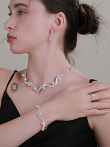 <span class=keywords><strong>Set</strong></span> di Gioielli di Lusso Serie "Angel" con Collana, Bracciale e Orecchini, Perfetto per Diverse Occasioni - Product Image 1