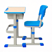 Bureau d'ordinateur moderne en bois à hauteur réglable pour l'école avec support pour écran et plateau pour clavier pour les cours d'informatique