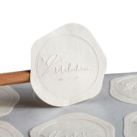 Autocollant personnalisé gaufré texturé, sceau de cire, signature cursive, double cercle, bord organique, spatule en bois, étiquette imprimée