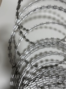 Fil <span class=keywords><strong>barbelé</strong></span> galvanisé, clôture de sécurité résistante aux intempéries pour cour de stockage, usine et sécurité périmétrique - Product Image 1
