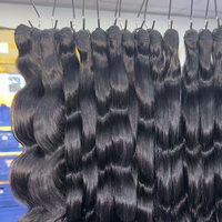 Cheveux Indiens Bruts Naturellement Ondulés et Raides, Tissage de Cheveux Humains Bouclés Non Traités avec Cuticules Alignées