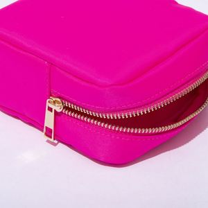 กระเป๋าเครื่องสำอางกันน้ำแบบมีซิป ไนลอน ขนาดใหญ่ สำหรับผู้หญิง ใส่ของได้เยอะ เหมาะสำหรับการเดินทาง พร้อมโลโก้สั่งทำได้ - Product Image 5