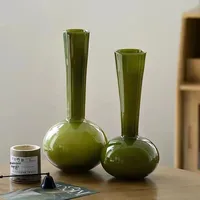 Vase en verre émaillé minimaliste vert olive fait à la main, art de niche, arrangement floral d'orchidée papillon, décoration de salon